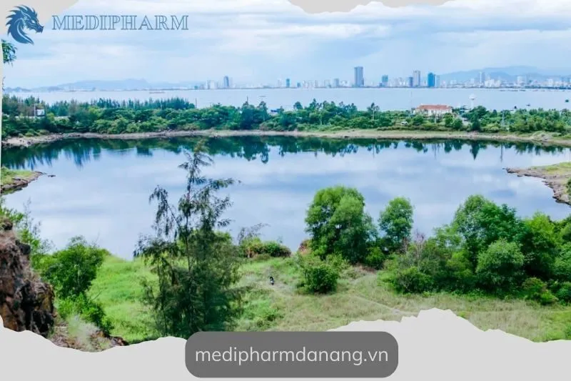 nhung-dia-diem-du-lich-noi-tieng-gan-ho-xanh-da-nang